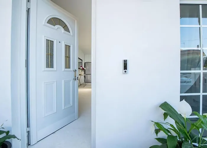 Katris Luxury Homes #1 アパート *